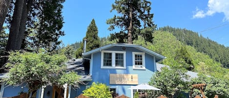 Lodge Entrance and onsite parking. 