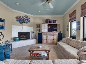 Living area     (fireplace inoperable)