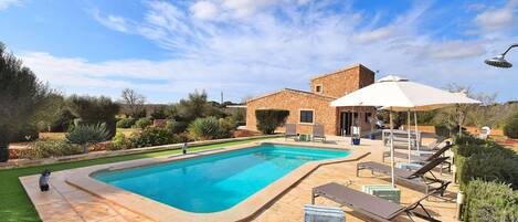 photo of holiday home with swimming pool 