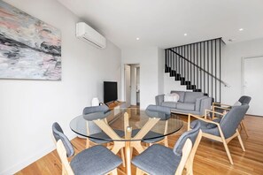 A lovely 4-seater dining table also suits the laid-back lifestyle