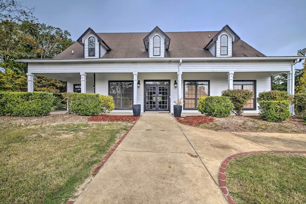 Starkville Vacation Rental Home | 5BR | 2BA | 2 Stories | 3,575 Sq Ft