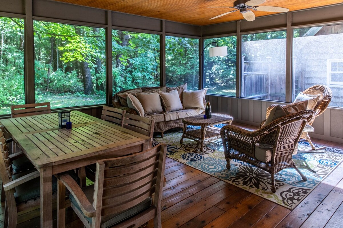 Dog-friendly home w/private heated pool, free WiFi, gas grill, & washer/dryer