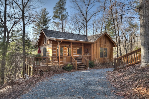 Bunny's Bungalow the real chink log home with a view