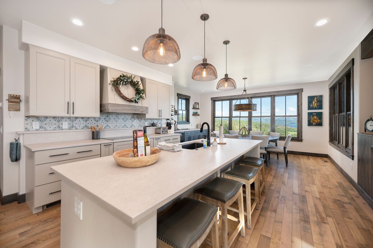 Luxury Home, Game Room, Outdoor Fireplace, Amazing Views