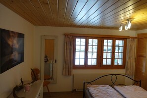 Schlafzimmer mit Doppelbett