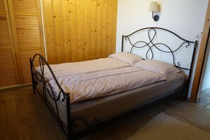 Schlafzimmer mit Doppelbett