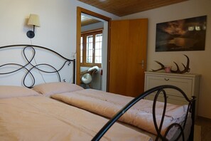 Schlafzimmer mit Doppelbett