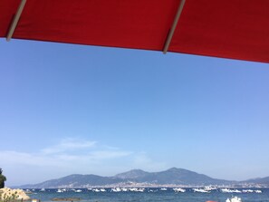 Vue de la plage de la Viva , face à la baie d'AJACCCIO et des Iles sanguinaires