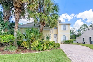 Beautiful 6 bed 4 bath villa located in Highlands Reserve