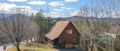 Cabin is in a quiet neighborhood right off the Parkway