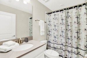 This villa has a total of 6 bathrooms.