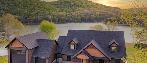 Incredible lakefront access and beautiful table rock views! 