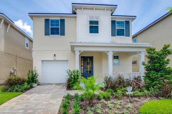 Beautiful 4 bed 3.5 bath villa located in Solara Resort
