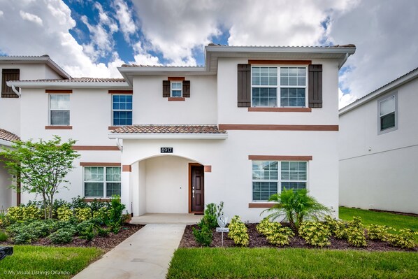 Beautiful 5 bed 4 bath townhome located in Champions Gate Resort