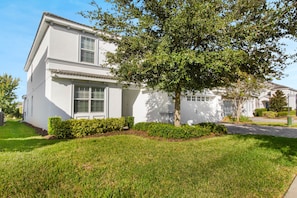 Beautiful 6 bed 6 bath villa located in Champions Gate Resort