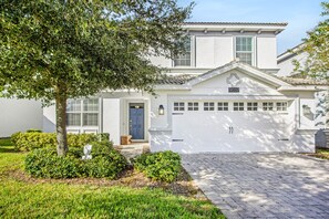 Beautiful 6 bed 6 bath villa located in Champions Gate Resort
