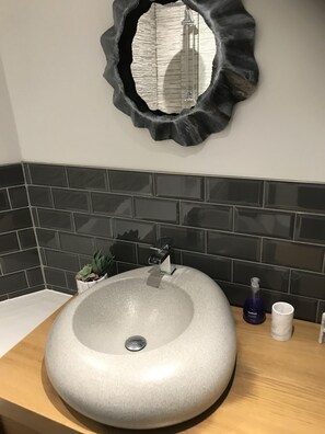 2 north lodge-bathroom