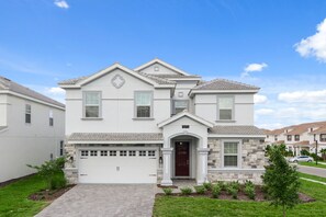 Beautiful 8 bed 5 bath villa located in Champions Gate Resort