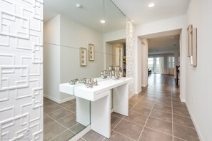  This villa has a total of 6.5 bathrooms.