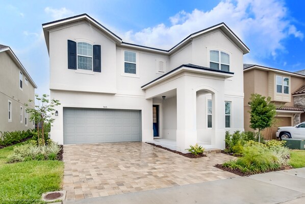 Beautiful 9 bed 6.5 bath villa located in Solara Resort