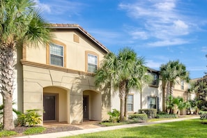 Beautiful 4 bed 3.5 bath townhome located in Windsor At Westside Resort