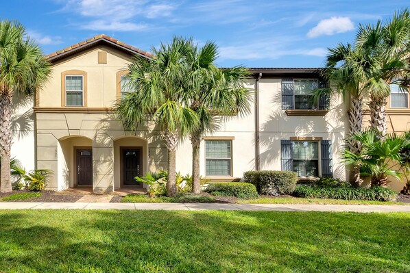 Beautiful 4 bed 3.5 bath townhome located in Windsor At Westside Resort