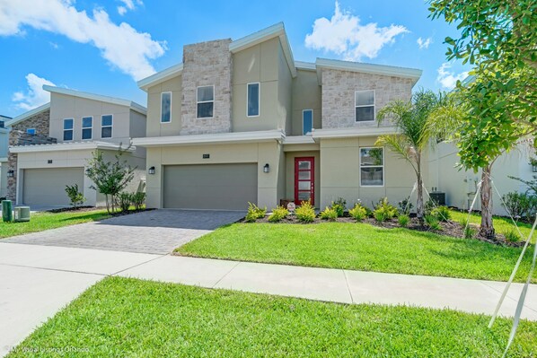 Beautiful 9 bed 5 bath villa located in Champions Gate Resort