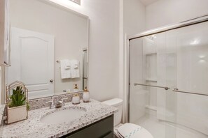  This villa has a total of 5 bathrooms.