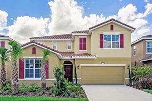 Beautiful 7 bed 4.5 bath villa located in Solterra Resort
