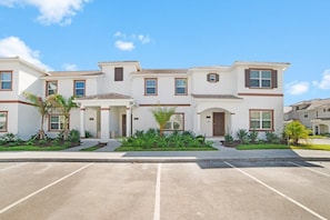 Beautiful 4 bed 3 bath townhome located in Storey Lake Resort