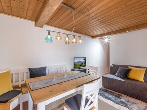 Berghütte Bienenhaus für max. 5 Personen, 50 qm mit Garten-Gemütlicher Wohn- und Essbereich