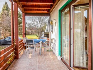 Pflanze, Eigentum, Gebäude, Holz, Veranda, Baum, Interior Design, Schatten, Tür, Nachbarschaft