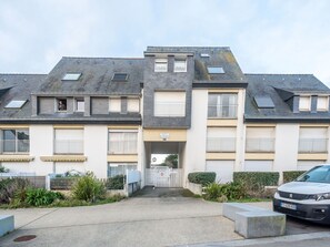 Building, Sky, Plant, Window, Property, Vehicle, Cloud