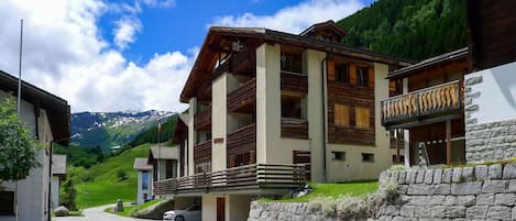 Nube, Cielo, Planta, Edificio, Propiedad, Ventana, Montaña, Tierras Altas, Árbol, El Terreno Del Lote