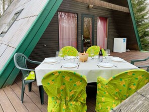 Table, Tableware, Furniture, Property, Green, Chair, Building, Tablecloth, Kitchen & Dining Room Table, Outdoor Table