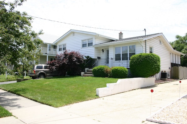 Great family home, 1 block to the Beach!!!