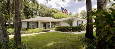 Front of house Privacy yard