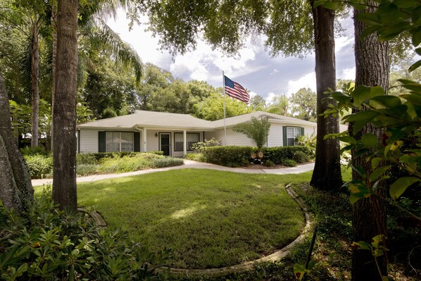 Front of house Privacy yard