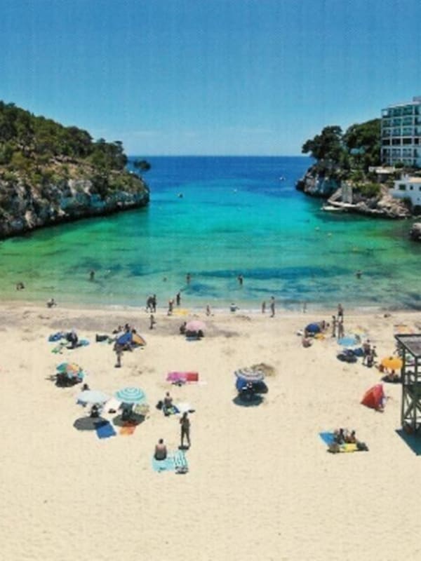 Cala Santanyí, a 2 km.