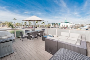 Easily the best deck in Newport! Large seating area looks out onto the beautiful Marina Park and bay beyond. Upper patio includes propane gas grill for nightly cook outs.
                