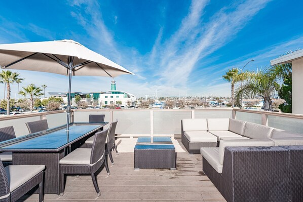 Unwind on the expansive deck, with plenty of seating to stretch out and soak up the sun! Includes market umbrella and gas propane grill.
                