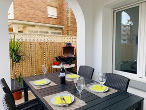 Terrasse, vue détaillée de la table + barbecue.