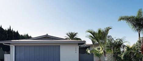 Welcome to beautiful San Clemente! With ample street parking as well as private driveway and garage, theres room for the whole family or group of friends!