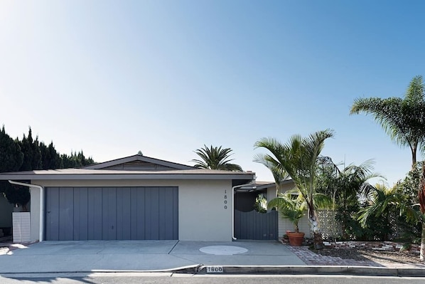 Welcome to beautiful San Clemente! With ample street parking as well as private driveway and garage, theres room for the whole family or group of friends!