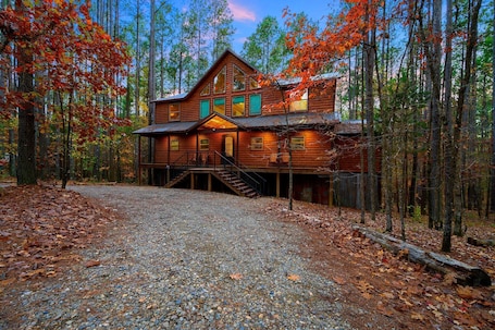 Secluded retreat backing to hundreds of acres of national forest. Sleeps 16