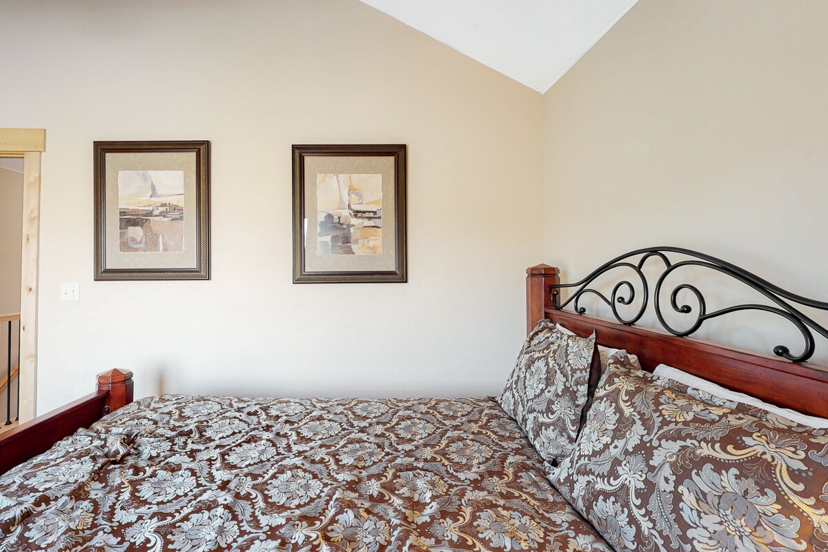 Beautiful Family Home w/Free WiFi, Private Washer/Dryer, Mountain Views – Dog ok