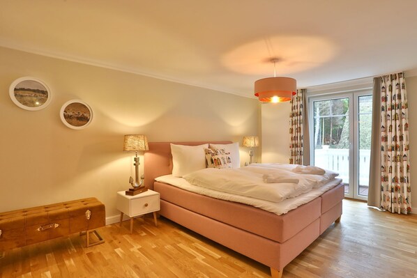 Schlafzimmer 1 mit Zugang zum Balkon