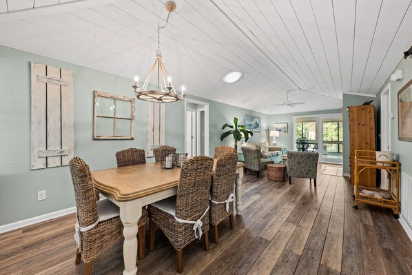 Beautifully renovated, open floor plan cottage