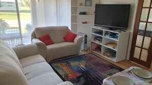 Living room with Breakfast bar and tv