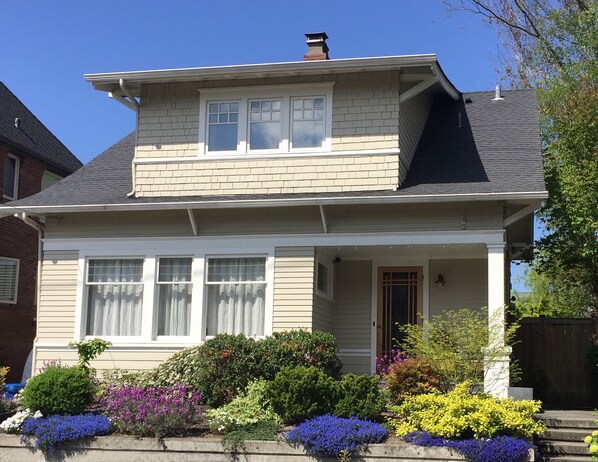 Beautiful craftsman home 1 block from the restaurants/shops on Queen Anne Ave.